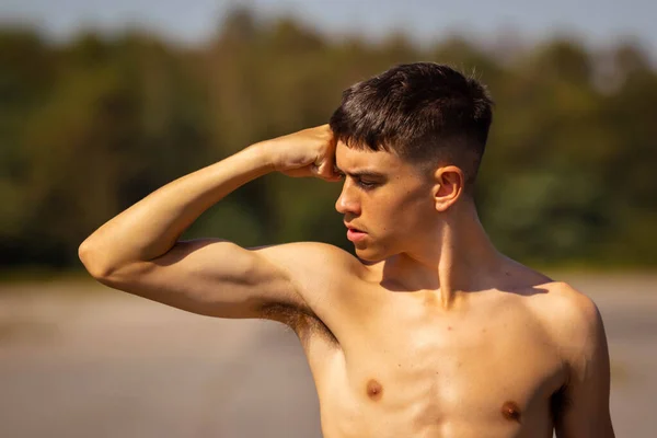 Adolescente Dezoito Anos Flexionando Músculos Braço Dia Quente Verão Sem — Fotografia de Stock