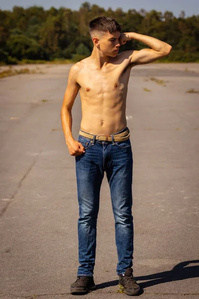 Adolescent Dix Huit Ans Fléchissant Les Muscles Son Bras Lors — Photo