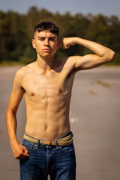 Adolescent Optsprezece Ani Flexându Mușchii Brațului Într Caldă Vară Timp — Fotografie, imagine de stoc