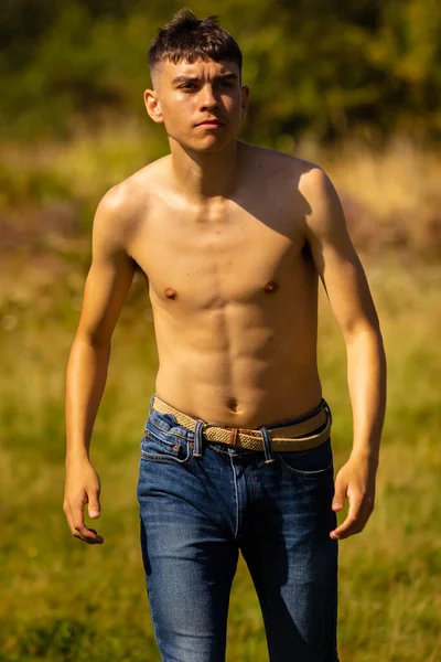 Adolescente Dieciocho Años Caminando Parque Cálido Día Verano Sin Camisa — Foto de Stock