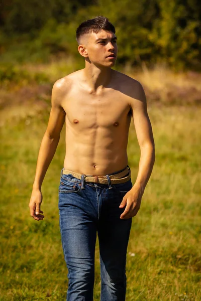 Adolescente Dieciocho Años Caminando Parque Cálido Día Verano Sin Camisa — Foto de Stock