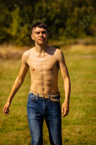 暖かい夏の日に公園を歩いている18歳の10代の男の子 — ストック写真