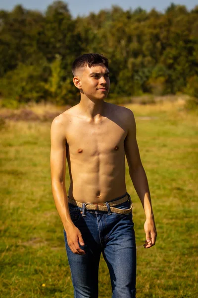 Osiemnastoletni Chłopiec Spacerujący Parku Ciepły Letni Dzień Bez Koszuli — Zdjęcie stockowe