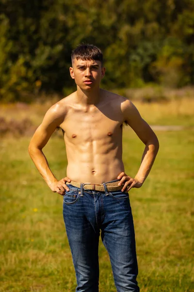 Ein Achtzehnjähriger Teenager Lässt Einem Warmen Sommertag Einem Park Seine — Stockfoto