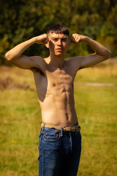 Adolescent Dix Huit Ans Fléchissant Ses Muscles Dans Parc Lors — Photo