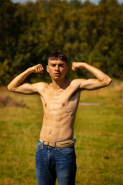 Adolescent Dix Huit Ans Fléchissant Ses Muscles Dans Parc Lors — Photo