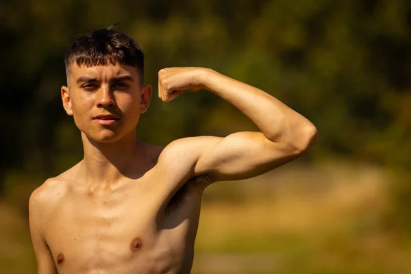 Ein Achtzehnjähriger Teenager Lässt Einem Warmen Sommertag Einem Park Seine — Stockfoto