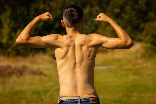 Ein Achtzehnjähriger Teenager Lässt Einem Warmen Sommertag Einem Park Seine — Stockfoto