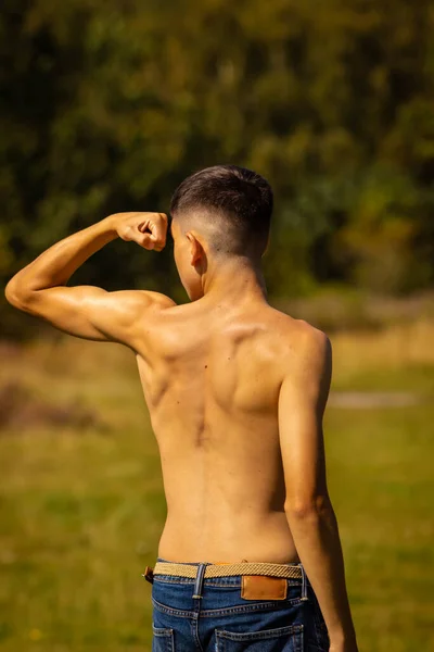 Ein Achtzehnjähriger Teenager Lässt Einem Warmen Sommertag Einem Park Seine — Stockfoto