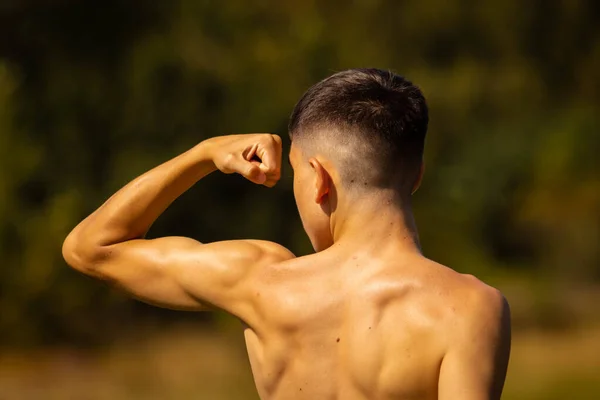 Adolescente Dezoito Anos Idade Flexionando Seus Músculos Parque Dia Quente — Fotografia de Stock