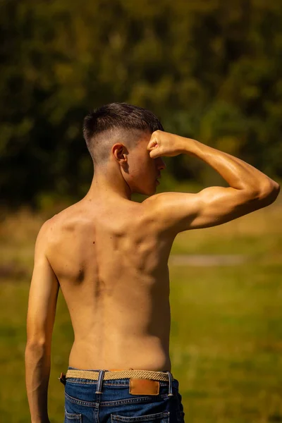 Adolescente Dieciocho Años Flexiona Sus Músculos Parque Cálido Día Verano — Foto de Stock