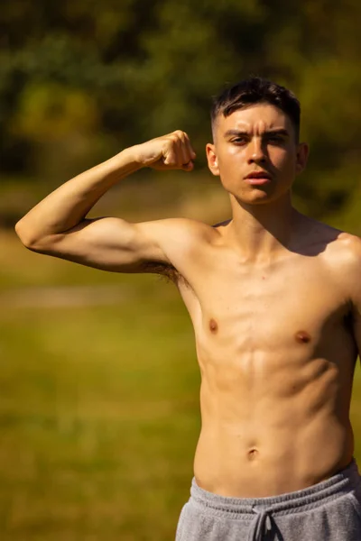 Adolescente Dieciocho Años Flexiona Sus Músculos Cálido Día Verano Usando — Foto de Stock