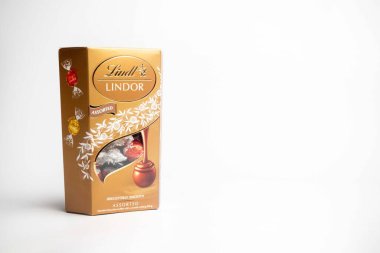 Londra, Birleşik Krallık, 21 Ekim 2025 Lindt Lindor 'un beyaz bir arka planda bulunan bir kutusunun görüntüsü