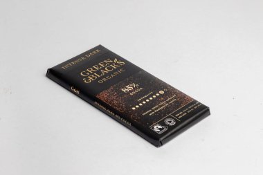 Londra, Birleşik Krallık, 22 Ekim 2025: - Beyaz arka planda yeşil ve siyah organik siyah% 85 kakao çikolatası manzarası