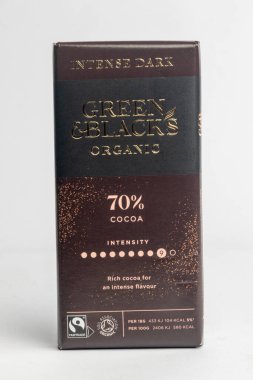 Londra, Birleşik Krallık, 22 Ekim 2025: -% 70 'i siyah kakaolu,% 70' i siyah kakaolu, beyaz arka planda