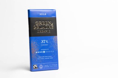 Londra, Birleşik Krallık, 22 Ekim 2025: Beyaz arka planda yeşil ve siyah organik sütün% 37 'si kakao çikolatasıdır.