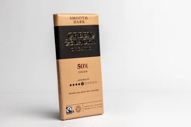 Londra, Birleşik Krallık, 22 Ekim 2025: - Yeşil ve Siyahların manzarası Organik Yumuşak Koyu Kakao% 50 beyaz arka planda