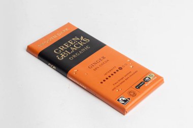 Londra, Birleşik Krallık, 22 Ekim 2025: - Yeşil ve Siyahların manzarası Organik pürüzsüz Siyah Zencefil% 50 beyaz arka planda kakao Çikolata