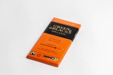 Londra, Birleşik Krallık, 22 Ekim 2025: - Yeşil ve Siyahların manzarası Organik pürüzsüz Siyah Zencefil% 50 beyaz arka planda kakao Çikolata