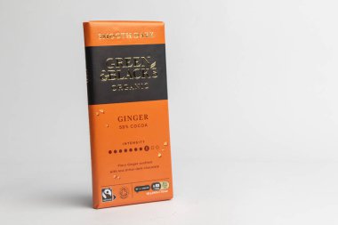 Londra, Birleşik Krallık, 22 Ekim 2025: - Yeşil ve Siyahların manzarası Organik pürüzsüz Siyah Zencefil% 50 beyaz arka planda kakao Çikolata