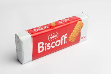 Londra, Birleşik Krallık, 22 Ekim 2025: - Beyaz arka planda bir paket nilüfer bisküvisi manzarası