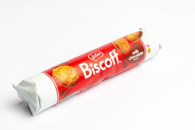 Londra, Birleşik Krallık, 22 Ekim 2025: - Beyaz arka planda çikolatalı bir paket nilüfer bisküvisi manzarası