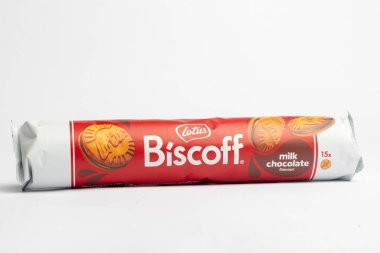 Londra, Birleşik Krallık, 22 Ekim 2025: - Beyaz arka planda çikolatalı bir paket nilüfer bisküvisi manzarası