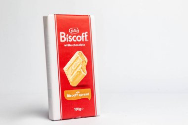 Londra, Birleşik Krallık, 22 Ekim 2025 Biscoff 'un beyaz arka planda yayılmış beyaz çikolata manzarası