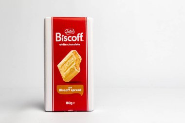 Londra, Birleşik Krallık, 22 Ekim 2025 Biscoff 'un beyaz arka planda yayılmış beyaz çikolata manzarası