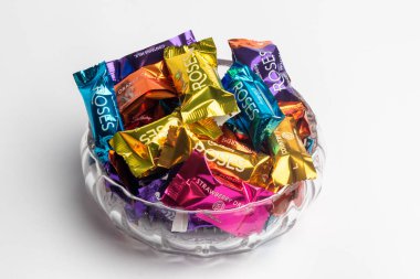 Londra, Birleşik Krallık, 22 Ekim 2025 Cadbury 'nin Gülleri' nin beyaz arkaplandaki bir seçiminin görüntüsü