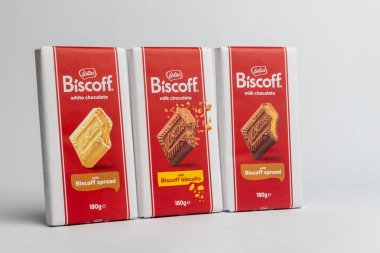 Londra, Birleşik Krallık, 22 Ekim 2025 Biscoff 'un beyaz arka planda üç çikolatalı çikolataya bakış açısı