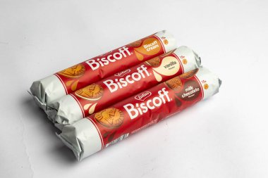 Londra, Birleşik Krallık, 22 Ekim 2025: - Biscoff Bisküvi paketlerinin beyaz arka planda bir seçimi
