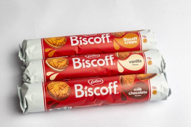 Londra, Birleşik Krallık, 22 Ekim 2025: - Biscoff Bisküvi paketlerinin beyaz arka planda bir seçimi