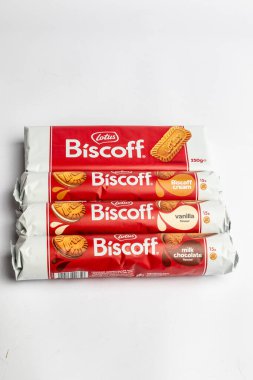 Londra, Birleşik Krallık, 22 Ekim 2025: - Biscoff Bisküvi paketlerinin beyaz arka planda bir seçimi