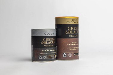 Londra, Birleşik Krallık, 22 Ekim 2025: - Beyaz arka planda yeşil ve siyah organik sıcak ve kakao çikolatası manzarası