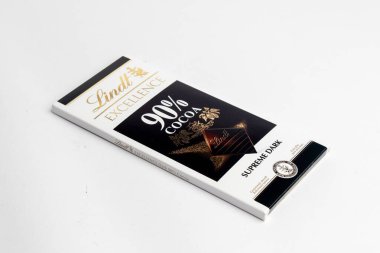 Londra, Birleşik Krallık, 27 Ekim 2025 Lindt Excellence manzarası% 90 beyaz arkaplanlı Dark Chocolate Bar