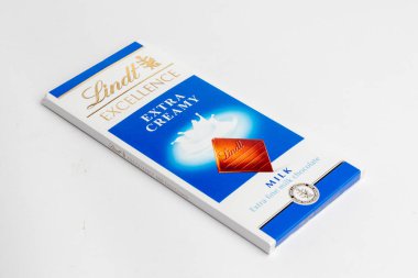 Londra, Birleşik Krallık, 27 Ekim 2025: - Beyaz arka planda Lindt Mükemmelliği Ekstra Sütlü Çikolata Manzarası