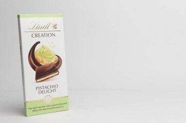 Londra, Birleşik Krallık, 27 Ekim 2025 Lindt Çikolata 'nın beyaz arka plandaki görüntüsü