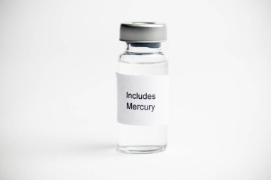 Aşı konsepti, etiketli bir tıbbi şişe, beyaz arka planda Merkür okumasını içerir..