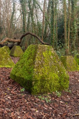 Eski 2. Dünya Savaşı Tank Savunması. Ejderha Dişleri, Guildford, İngiltere 'deki Wey nehrinin yakınında yer aldı.