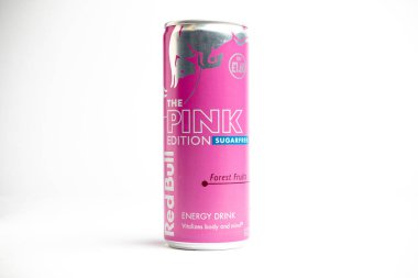 Londra, Birleşik Krallık, 17 Şubat 2026 Redbull Pembe Versiyonu 'nun beyaz arka planda bir görüntüsü