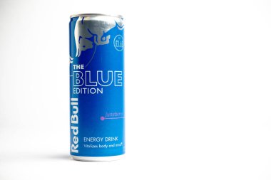 Londra, Birleşik Krallık, 17 Şubat 2026 - Beyaz arka planda bir kutu Blue Edition manzarası