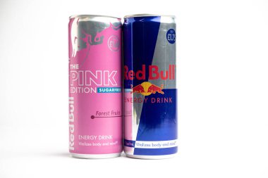 Londra, Birleşik Krallık, 17 Şubat 2026: - Orijinal ve Pembe Sürüm Redbull 'un beyaz bir arka plana karşı görüntüsü