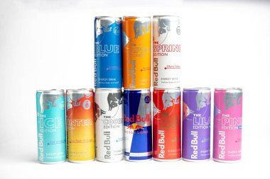 Londra, Birleşik Krallık, 17 Şubat 2026: - Redbull 'un Orijinal ve Edisyonları Konserveleri' nin bir görüntüsü, beyaz bir arka plan karşısında