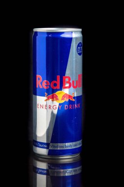 Londra, Birleşik Krallık, 23 Şubat 2026 - Siyah Arkaplan Karşısında bir kutu Red Bull manzarası