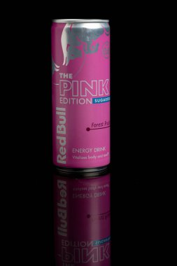 Londra, Birleşik Krallık, 23 Şubat 2026 - Bir kutu Red Bull, Pembe Versiyon, Karşıt Siyah Arkaplan