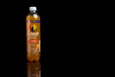 Londra, Birleşik Krallık, 24 Şubat 2026 - Büyük bir İngiliz içki üreticisi AG Barr tarafından yapılan bir şişe Rubicon bahar portakal mangosu manzarası