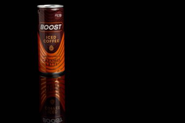 Londra, Birleşik Krallık, 24 Şubat 2026 - Büyük bir İngiliz içki imalatçısı olan AG Barr tarafından yapılan bir kutu buzlu kahve, karamel latte manzarası