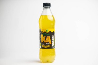 Londra, Birleşik Krallık, 23 Şubat 2026 - AG Barr tarafından yapılmış bir şişe Ka köpüklü ananas, Büyük bir İngiliz İçkileri İmalatçısına Karşı Bir Beyaz Arkaplan