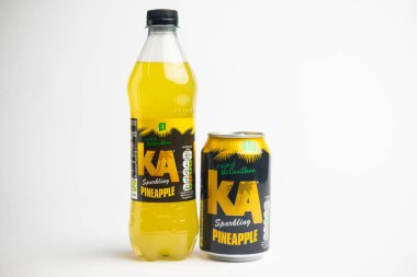 Londra, Birleşik Krallık, 23 Şubat 2026 - AG Barr tarafından yapılan bir şişe dolusu köpüren anananasın görüntüsü, büyük bir İngiliz içki imalatçısı, beyaz bir arka plana karşı